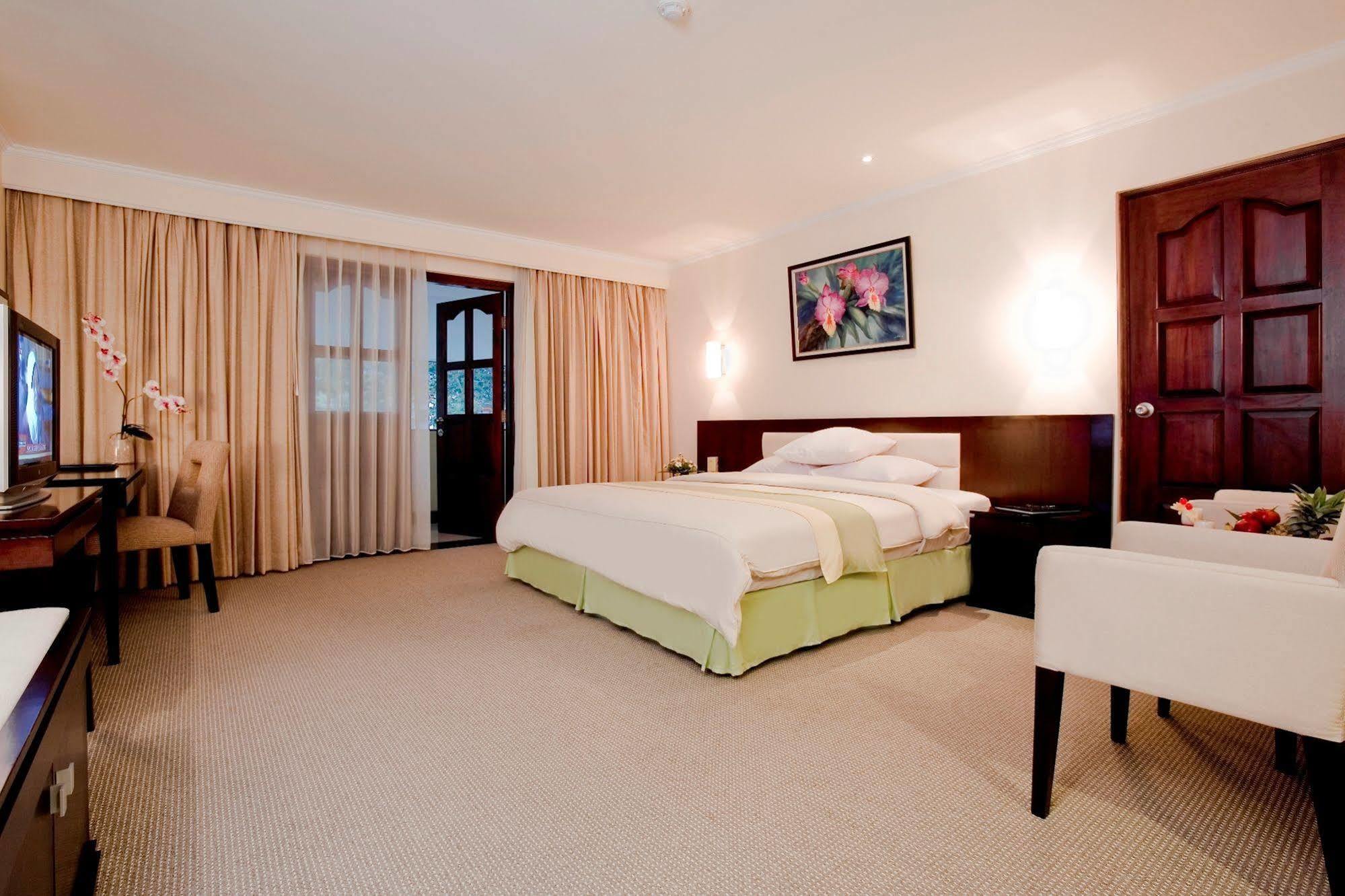 Grand Legi Hotel Mataram Exterior photo