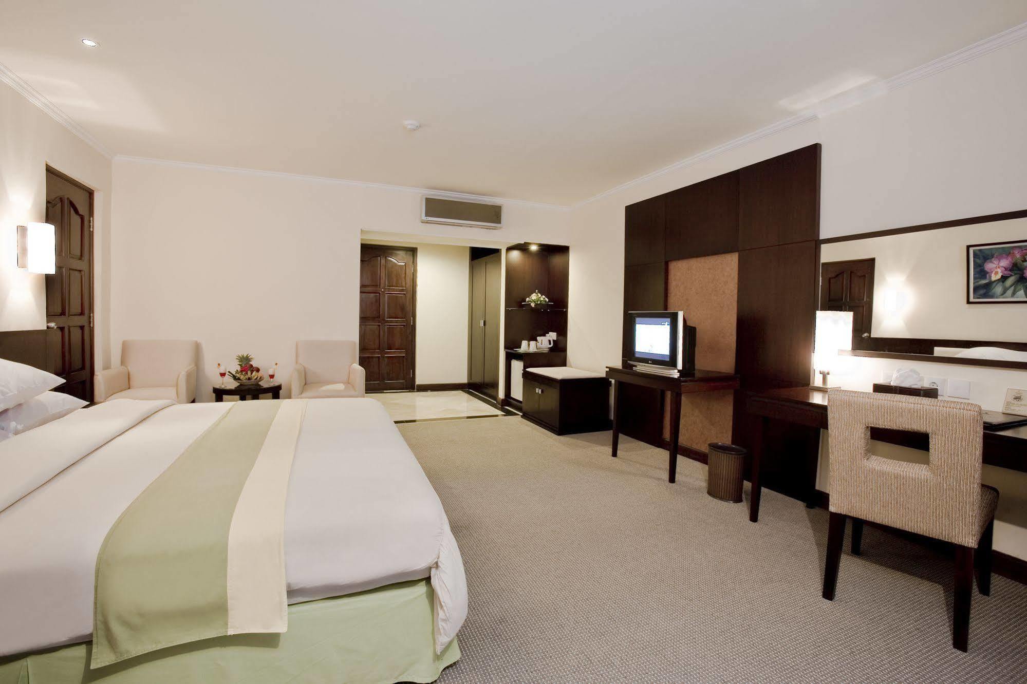 Grand Legi Hotel Mataram Exterior photo